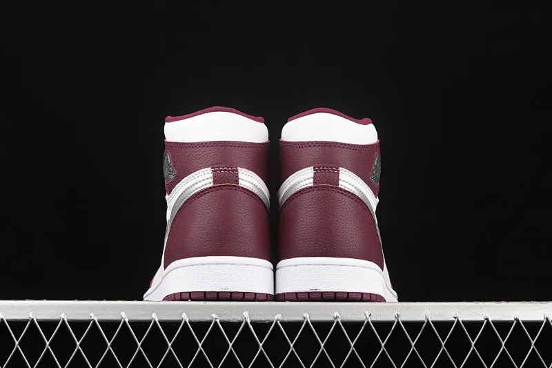 All categories Air Jordan Jordan series basketball shoes Air Jordan 1 High L version Air Jordan 1 Retro High OG "Bordeaux" AJ1 Joe 1 Bordeaux Burgundy high-top basketball shoes 555088-611